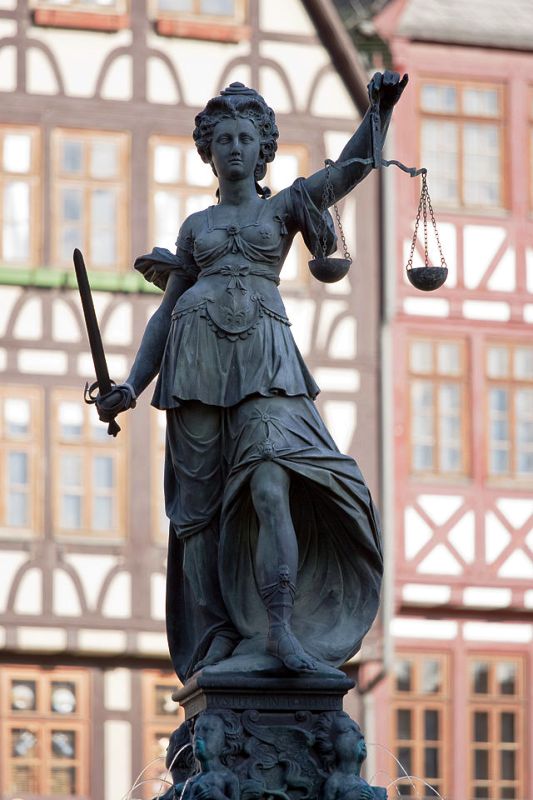 Justitia auf dem Gerechtigkeitsbrunnen am Frankfurter Rmerberg