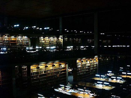 Lesesaal des Juridicums bei Nacht